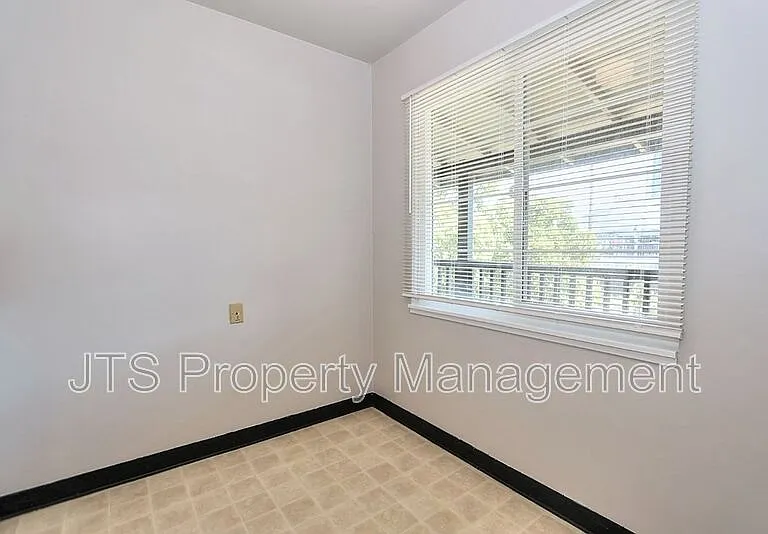 4439 V St #5 — Photo 20