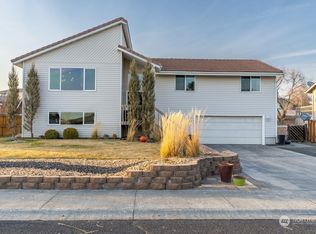 820 W Edgewater Ln, Moses Lake, WA 98837