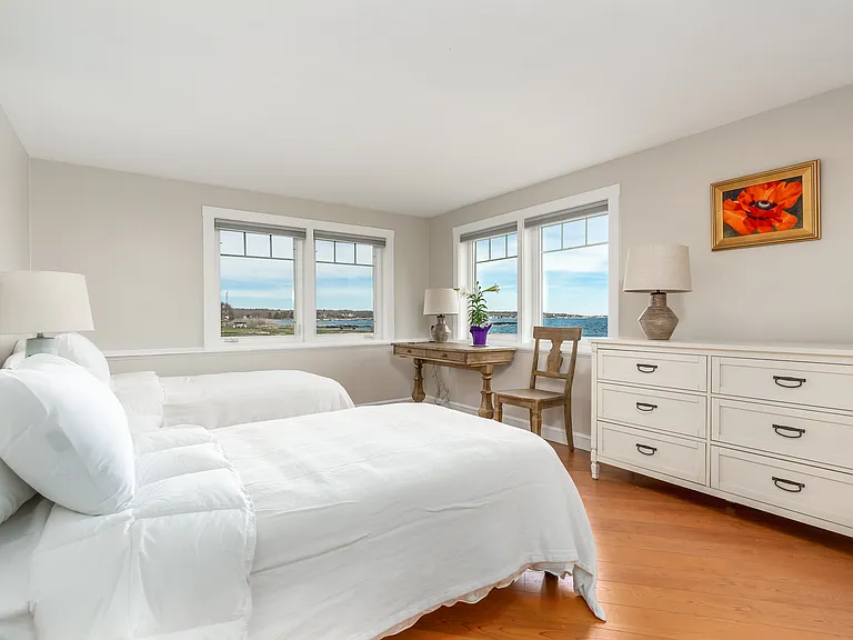 The ground floor bedroom with two twins. Panoramic ocean views.