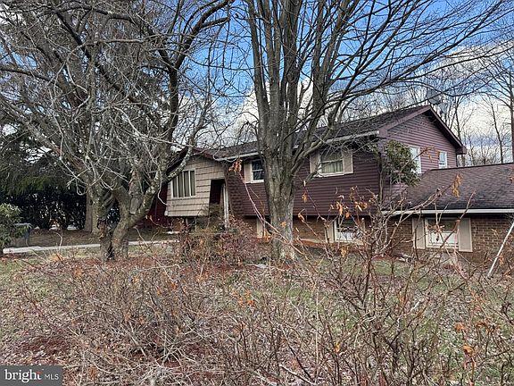 3rd image of 31 Deer Park Dr