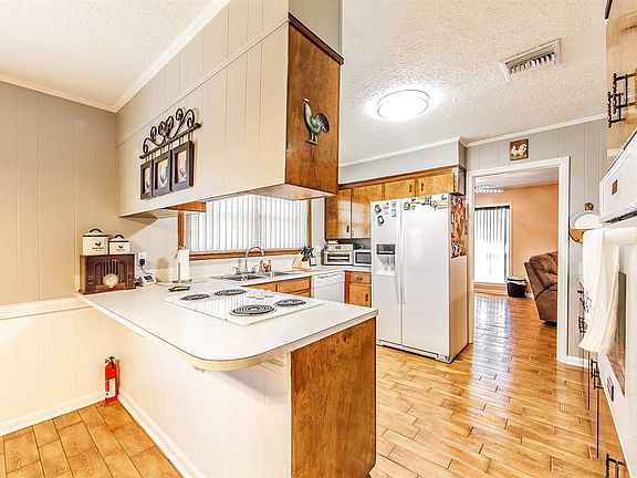 5th image of 306 College Ln