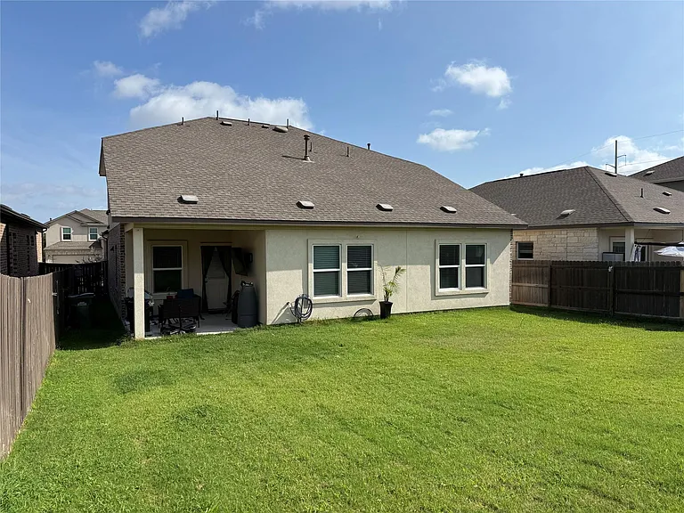 1008 Bluewood Bnd — Photo 4