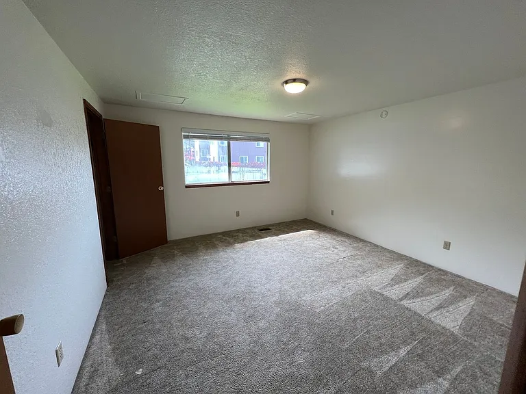 1113 NE Grandview Dr — Photo 10