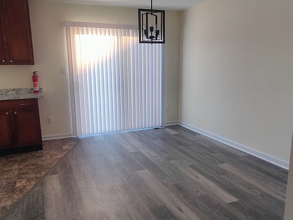 5th image of 9 Cambria Ln