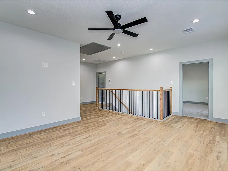 835 S Victory Dr — Photo 33