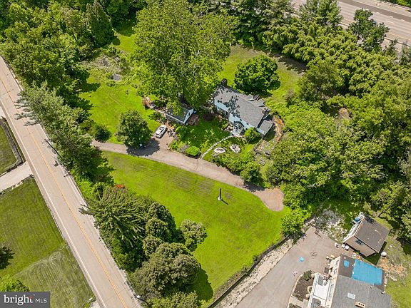 4th image of 230 Sproul Rd