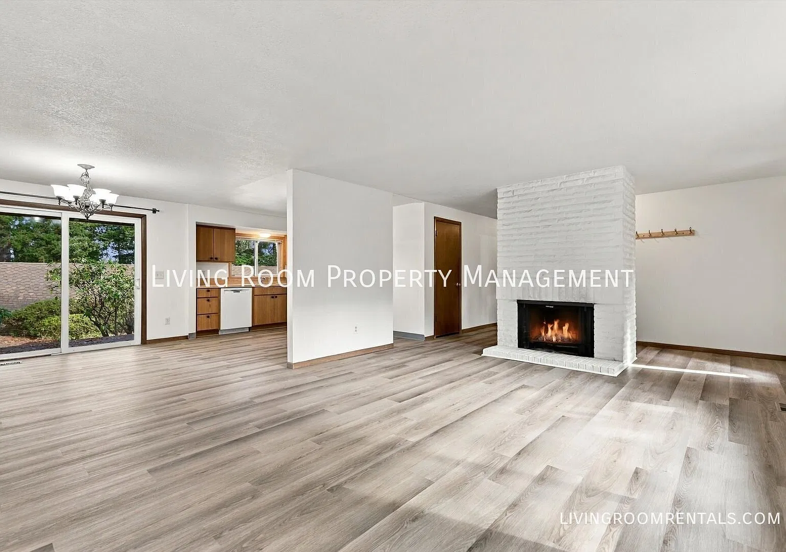 Mid-Century 3BR Home on Quiet Cul-de-Sac with Backyard Deck & 2-Car Garage — Photo 3