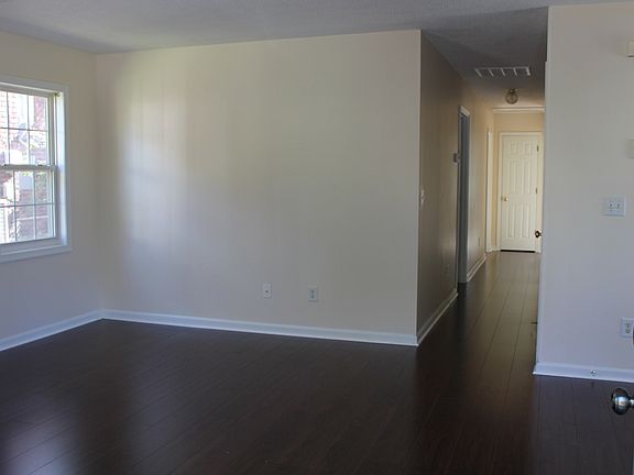 4th image of 406 Andrew St