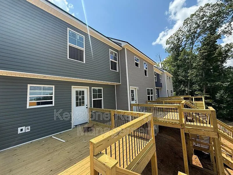 3 bed, 2.5 bath, 1320 sqft, $1,495 — Photo 2