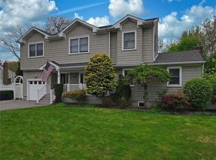 23 Pearl Ct, Sayville, NY 11782