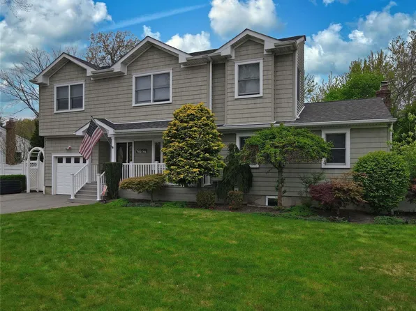 23 Pearl Court, Sayville, NY 11782