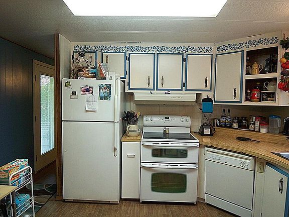3rd image of 16 Pine Cir