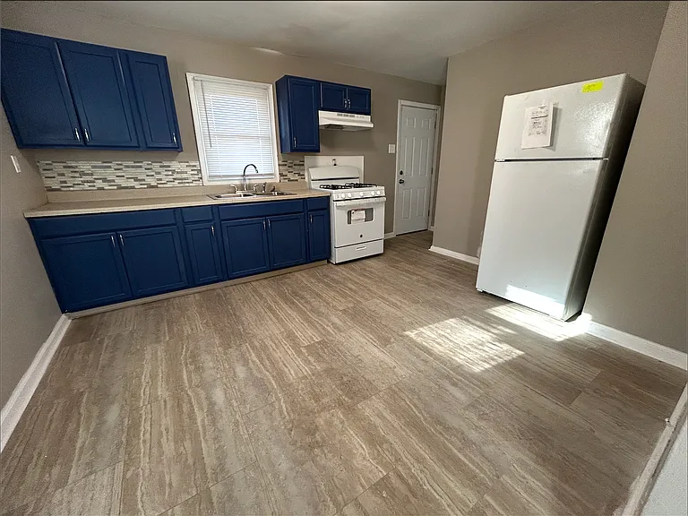915 N Upland Ave — Photo 2
