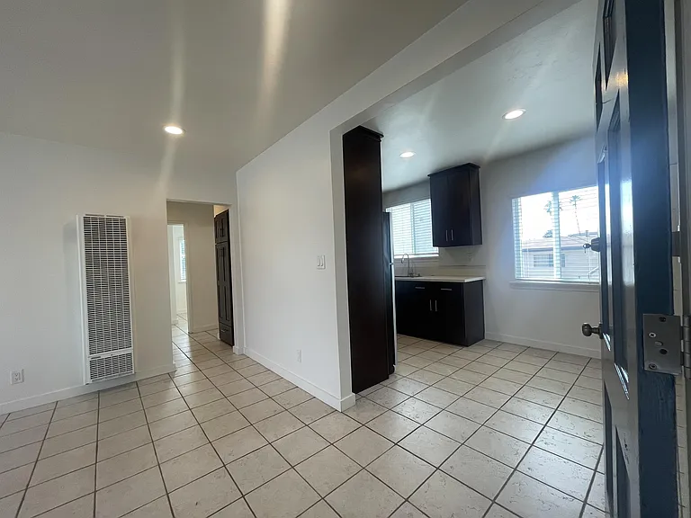 945 Thomas Ave — Photo 2