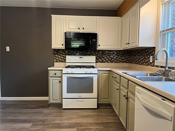 3rd image of 2920 York Dr