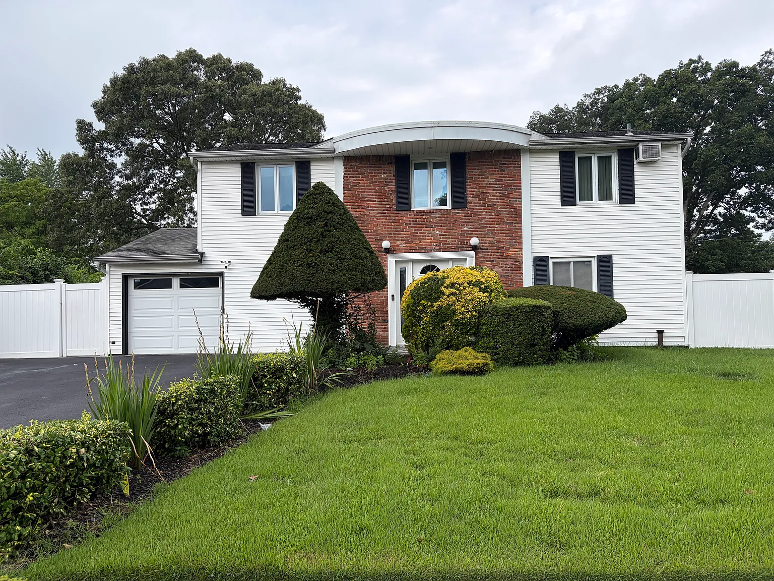 Imperial Dr, Selden — Photo 1