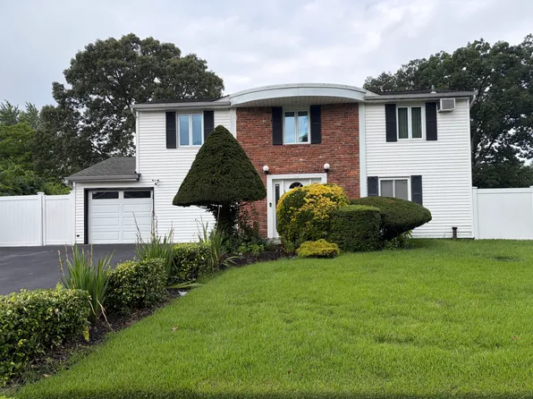 (undisclosed Address), Selden, NY 11784