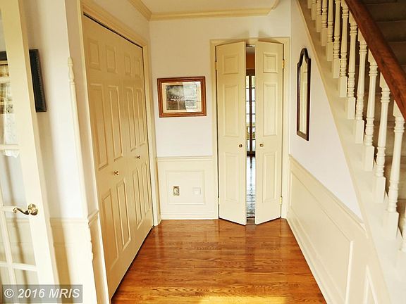 Foyer w/hdwd flrs & trimwork touches