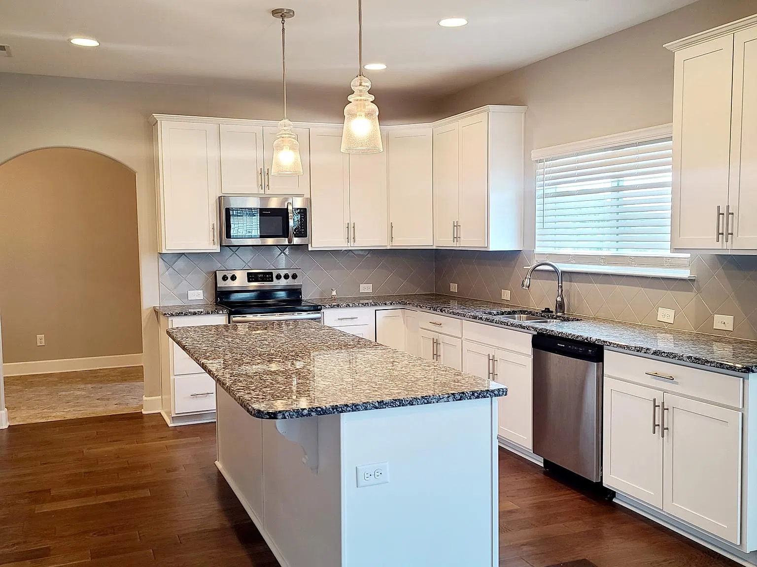 5 bed, 3.5 bath, 2988 sqft, $2,695 — Photo 2