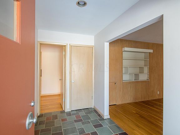 4th image of 401 E Schreyer Pl