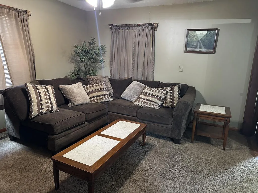 3 bed, 1.0 bath, 1144 sqft, $1,200 — Photo 2