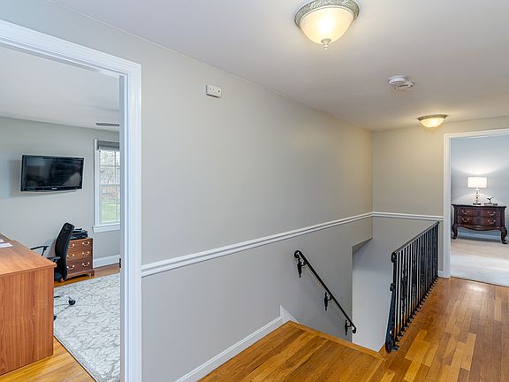 3rd image of 625 Hilltop Ln