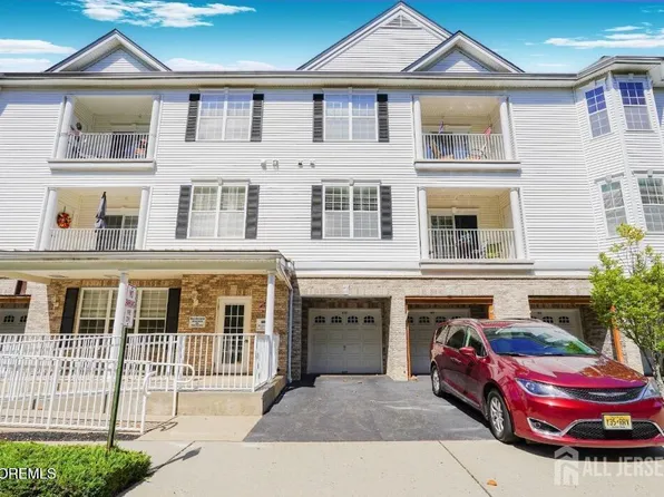 107 Knightsbridge Ln, Morganville, NJ 07751