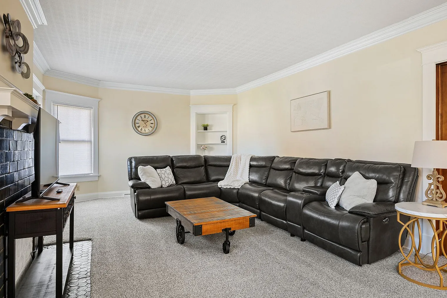 4 bed, 2.0 bath, 2163 sqft, $2,903 — Photo 1