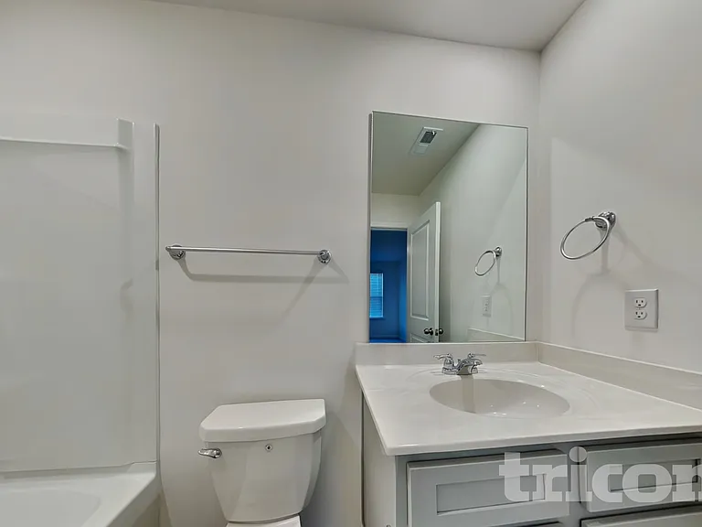 1940 Logan Ln — Photo 11