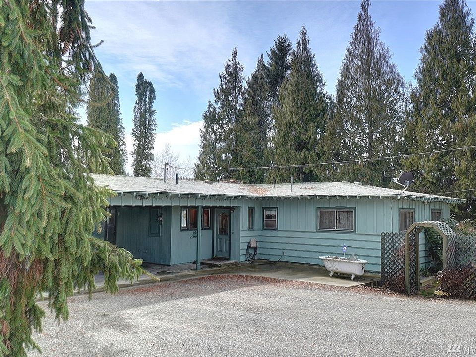 Welcome to this spacious rambler with over 2000 sqft of living space in the lovely community of East Wenatchee.