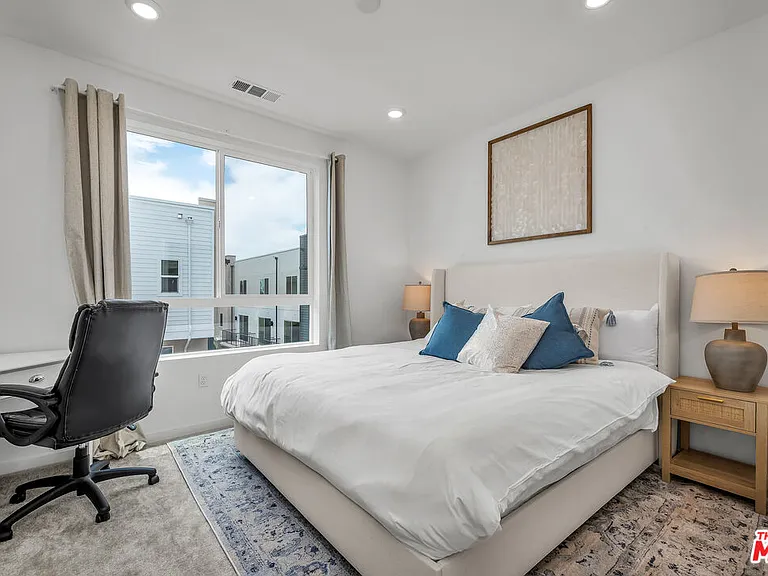 9431 Sepulveda Blvd #4 — Photo 7