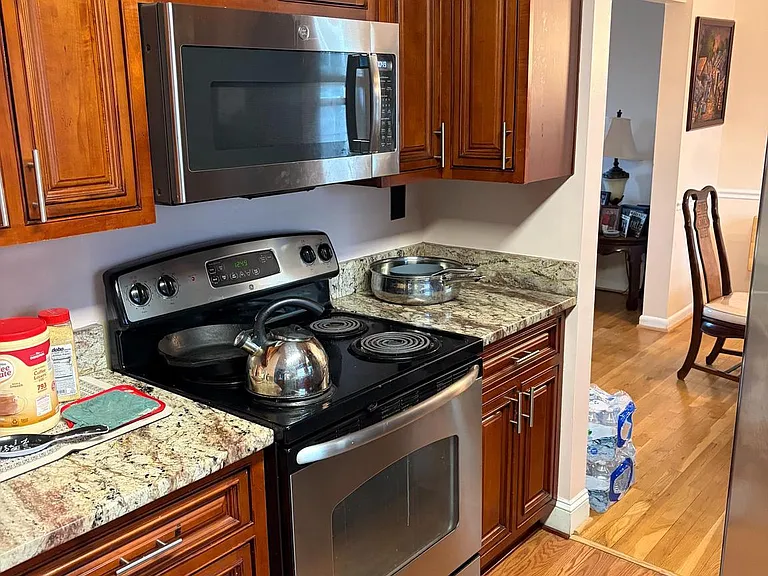 2303 Steuben Ave — Photo 9