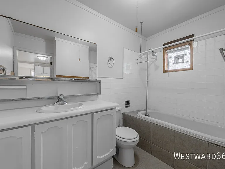 4901 Magoun Ave #1R — Photo 4