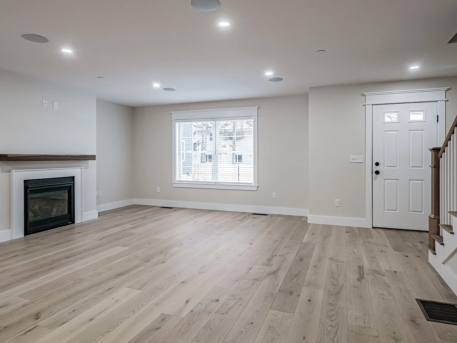 3 bed, 2.5 bath, 2046 sqft, $4,000 — Photo 3