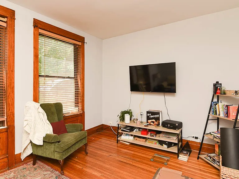 1358 W Barry Ave #W2 — Photo 6
