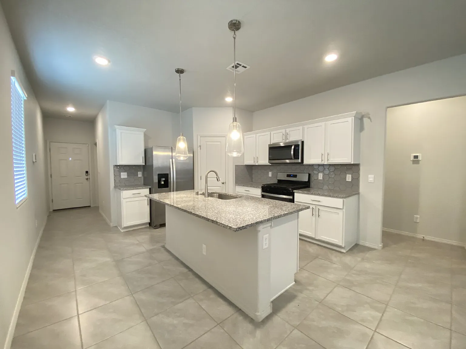 3 bed, 2.0 bath, 1289 sqft, $2,195 — Photo 4