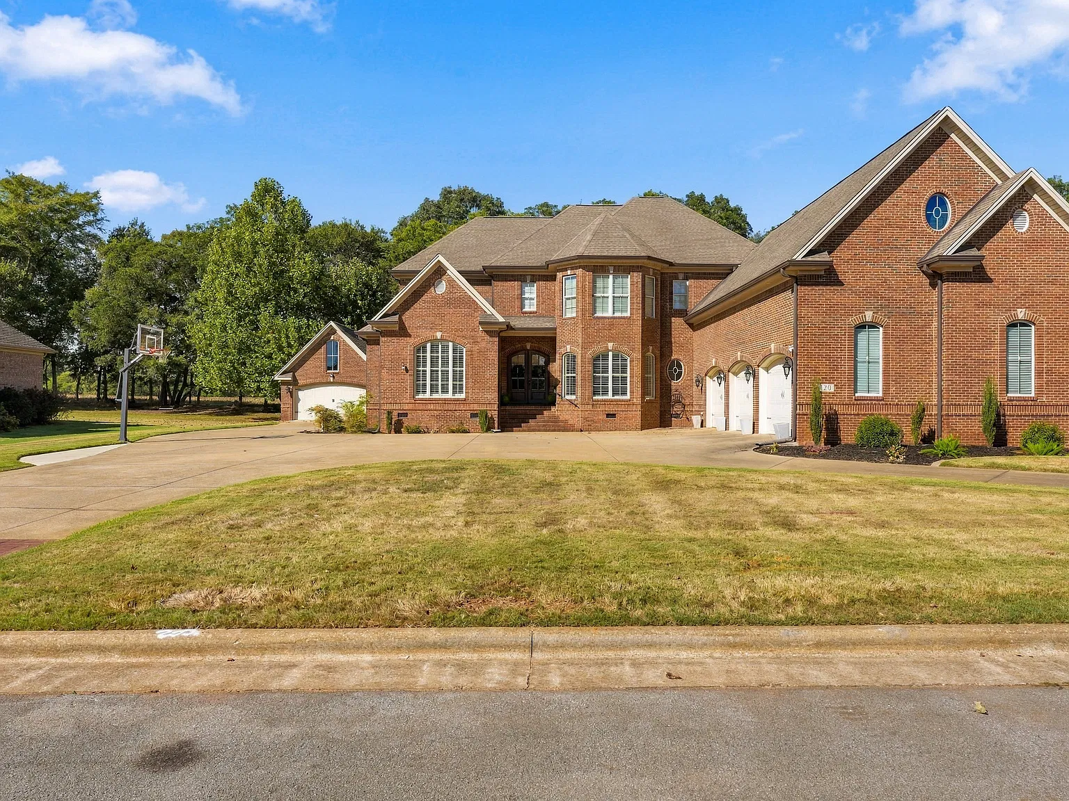 4 bed, 5800 sqft, $3,900 — Photo 2