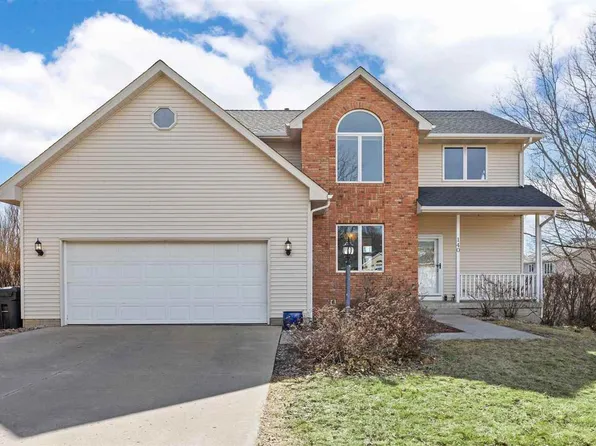 140 Auburn Hills Dr, Coralville, IA 52241
