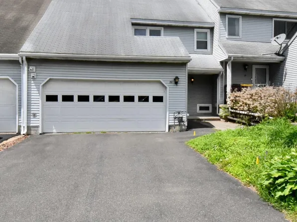 32 Mohawk Trail, Clifton Park, NY 12065