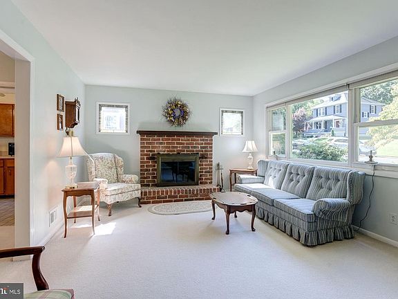 3rd image of 122 Rosewood Ave