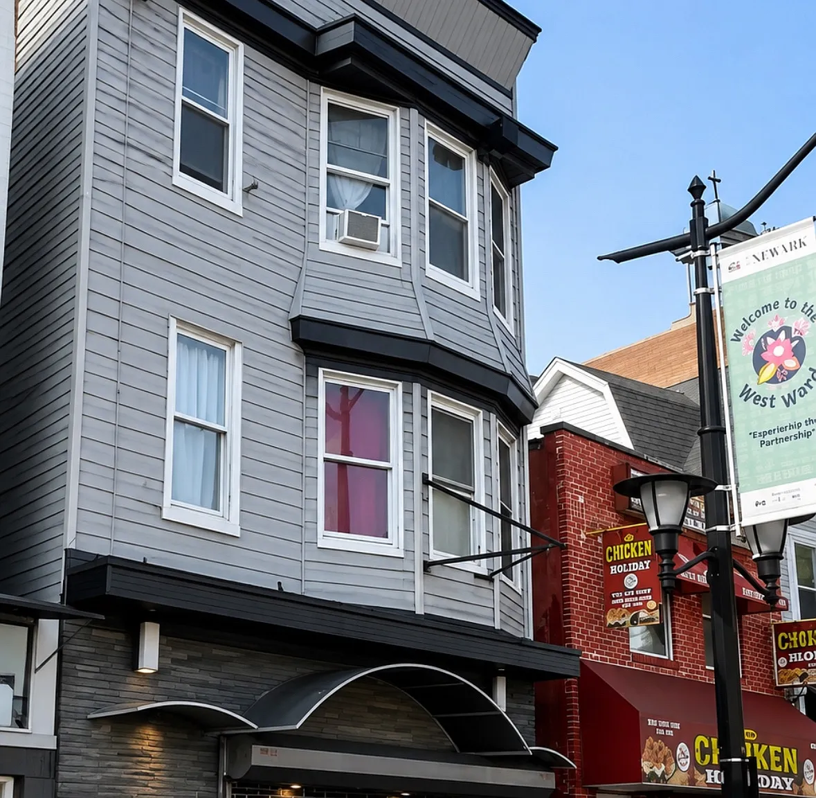 4 bed, $2,300 — Photo 1