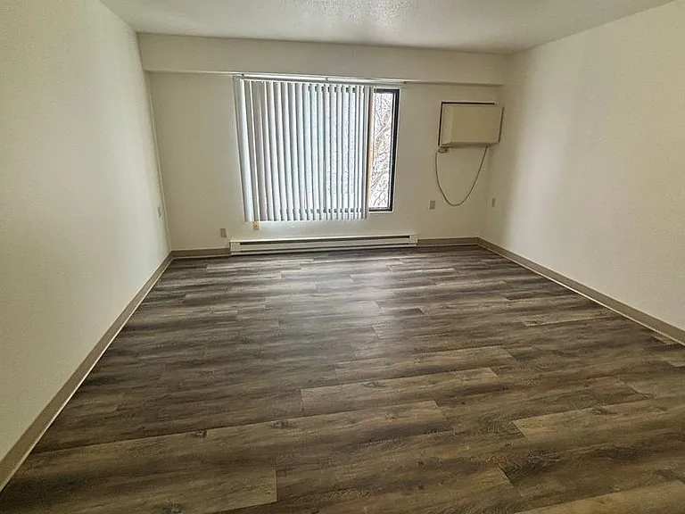 1440 Dakota Dr N — Photo 8