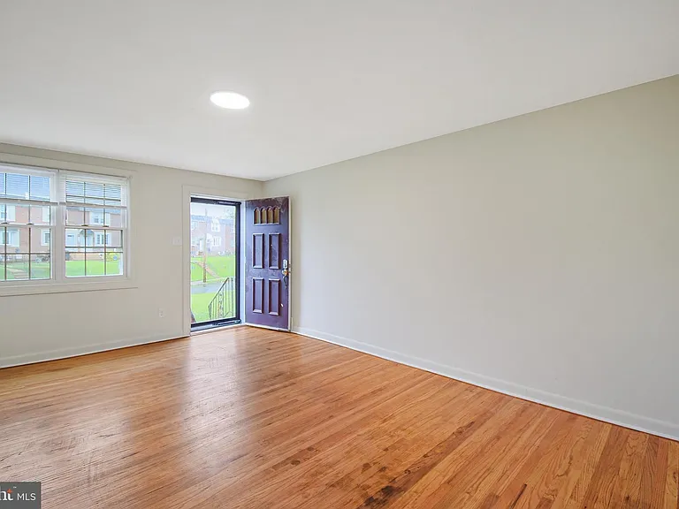 505 Stratford Rd — Photo 3