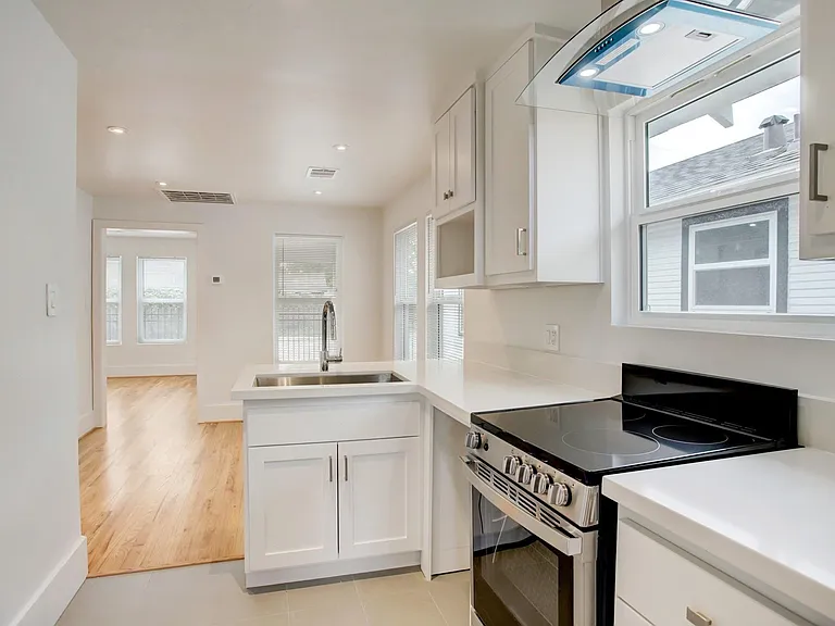 6109 N Main St — Photo 5