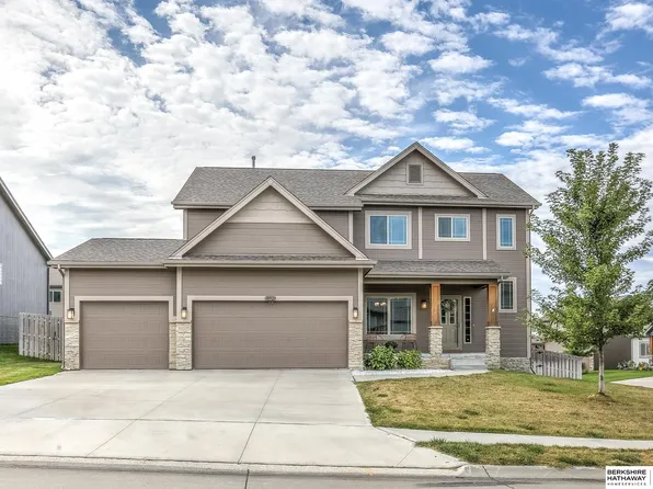 18921 Blackwalnut St, Omaha, NE 68136