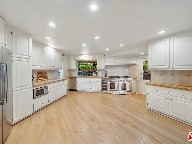 9305 Beverly Crest Dr — Photo 21