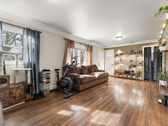 3rd image of 324 Maple St