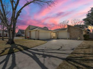 423 Meadowpoint Dr, League City, TX 77573