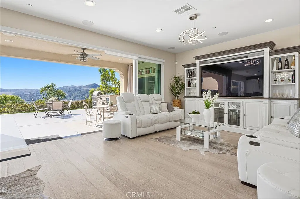 4 bed, 4.5 bath, 3184 sqft, $8,500 — Photo 2