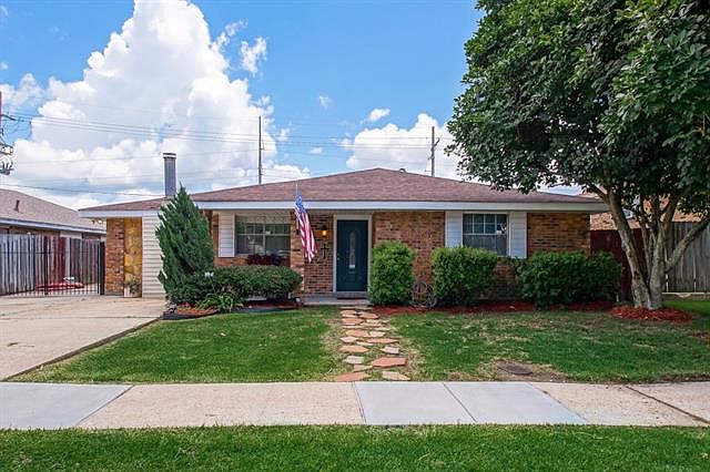 1st image of 305 Willowbrook Dr
